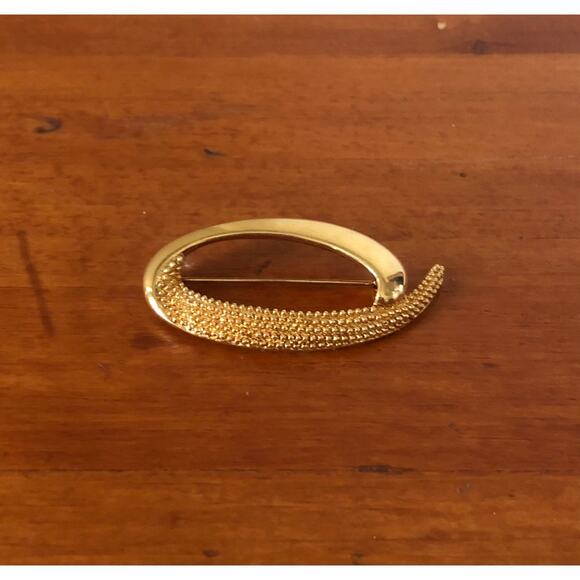 Vintage Stylish 1980’s Monet Signed Gold Tone Swirl Textured Brooch - Picture 2 of 5